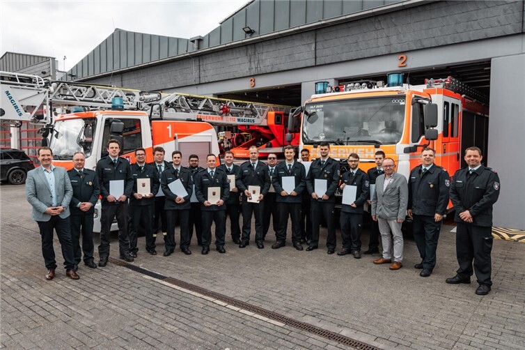 Die Beförderten und Geehrten Kameraden nach der Jahreshauptversammlung zum gemeinsamen Gruppenfoto mit Thomas Przybylla (VG-Bürgermeister), stellv. Wehrführer Michael Breitbach, Stadtbürgermeister Johannes Juchem, stellv. Wehrleiter Marco Ihrlich und Wehrführer Torsten Schnack.