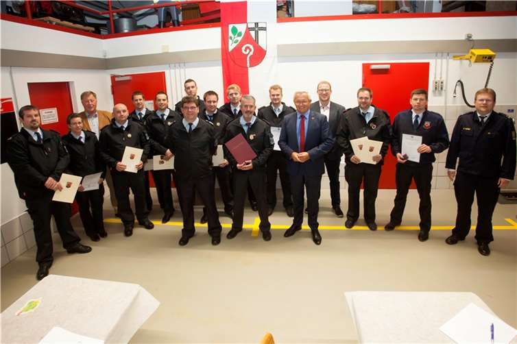 Die Beförderten und Geehrten der Einheit Kleinmaischeid.