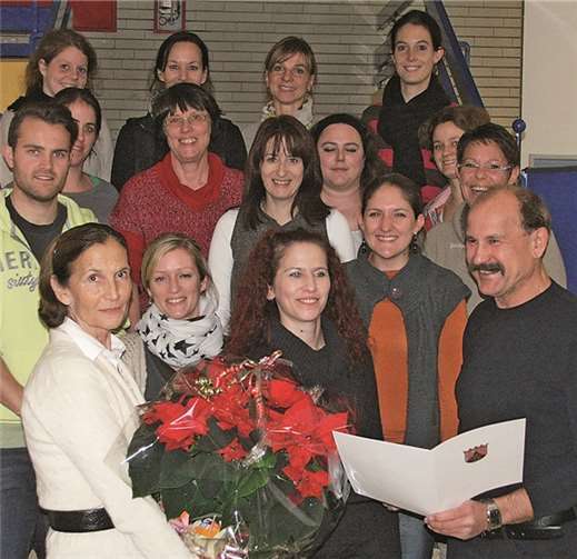 Die Beförderungsurkunde wurde von Rektor Karl-Peter Stümper (rechts) an Jana Hrabowski (Bildmitte) im Beisein der Personalratsvorsitzenden Andrea Boltersdorf überreicht.