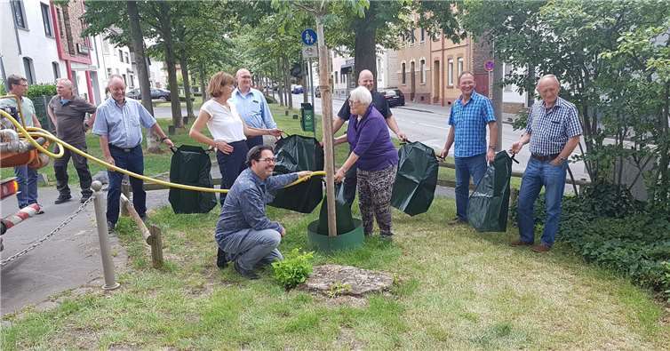 Die Befüllung der Beutel nahm Bürgermeisterkandidat Oliver Wolf in die Hand. Hier mit CDU-Fraktionsvorsitzendem Joachim Schneider und Karin Schulze. Foto: privat