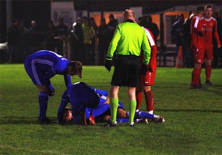 Die Begegnung auf dem Rasenplatz in Gering zwischen der SG Elztal und dem FV Rübenach (rote Trikots) war hart umkämpft.Fotos: SK