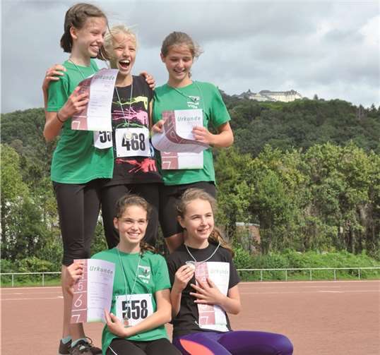 Die Begeisterung bei der Siegerehrung zum Gewinn der Team-Kreismeisterschaft durch die neue Startgemeinschaft Rheinbach-Meckenheim spricht für sich und zeigt, dass dies der richtige Weg ist. Stehend: Klara Engel, Marlin Wortmann, Vilja Wenger; sitzend: Lara Haufe und Lisa Seiltz.