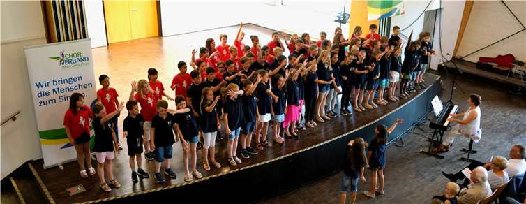 Die Begeisterung der Schülerinnen und Schüler übertrug sich in Windeseile auf das Publikum. Fotos: KG