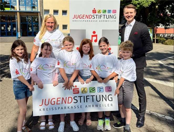 Die Begeisterung war spürbar: Strahlende Kinderaugen und stolze Gesichter bei der Überreichung der Funktionsshirts durch Sven Schmitz (r.), Vorstand der Jugendstiftung der Kreissparkasse Ahrweiler, anlässlich der erfolgreichen Teilnahme der Schülerinnen und Schüler der Aloisiusschule Ahrweiler am Sportabzeichen, unter der sportlichen Leitung von Frau Christina Thiel (l.).