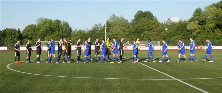 Die Begrüßung der beiden Mannschaften vor dem Spiel.privat