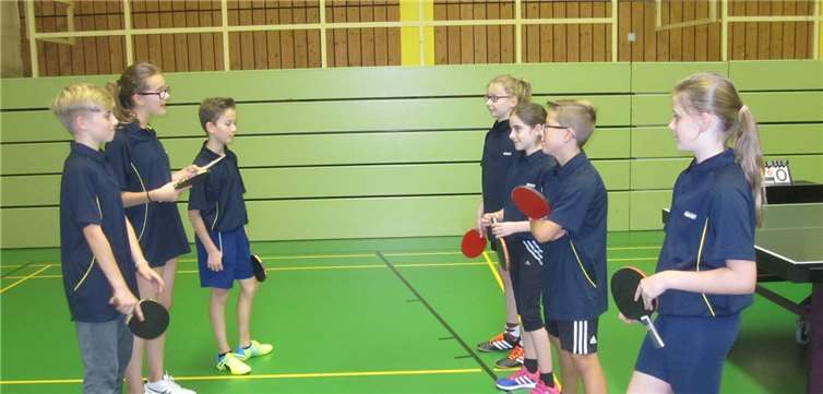 Die Begrüßung der beiden Teams I und II vor dem Spiel: links: Nils Petrov (2 Siege),Stine und Henning Buttler (je 1 Sieg); rechts: Julia Meidt, Tizian Brünicke, Sophie Bolkenius, Milena Manner. privat