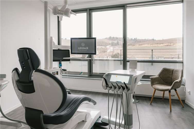 Die Behandlungszimmer sind modern eingerichtet.
