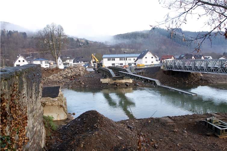 Die Behelfsbrücke in der Mitte wird abgebaut. Dafür hat das THW rechts eine neue stabilere Brücke aufgebaut.