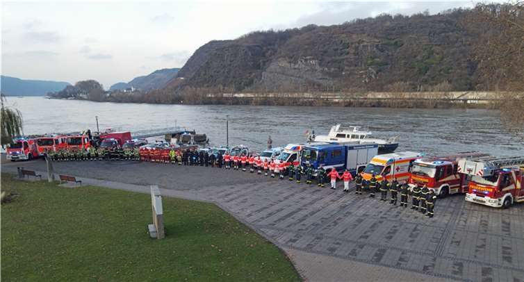 Die Behörden und Organisationen mit Sicherheitsaufgaben der Stadt Andernach, der Verbandsgemeinde Pellenz und der Verbandsgemeinde Weißenthurm trafen sich auch in diesem Jahr wieder, um ein gemeinsames Foto in den Andernacher Rheinanlagen aufzunehmen. Foto: Polizeipräsidium Koblenz