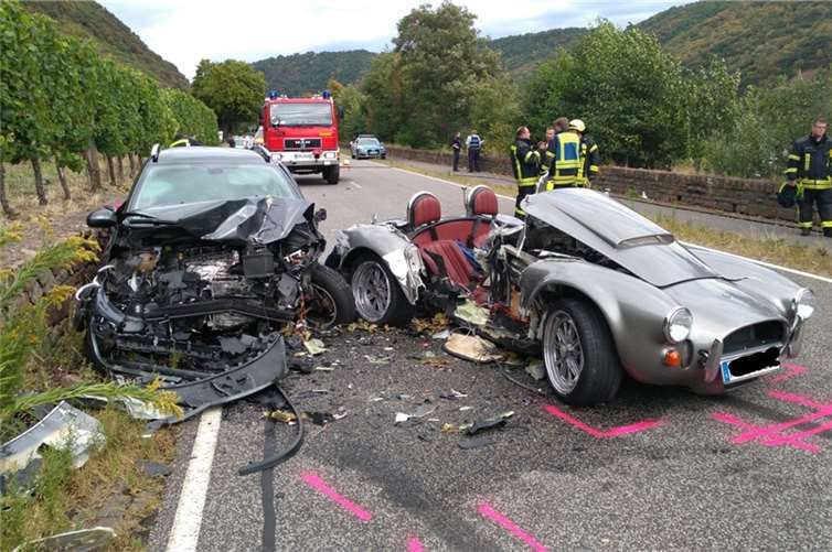 Tödlicher Verkehrsunfall auf der B 416 zwischen Kattenes und Lehmen Die Beifahrerin des Roadsters wurde so schwer verletzt, dass sie im Krankenhaus an ihren schweren Verletzungen verstarb.