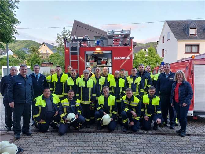 Die Beigeordnete Anke Beilstein, der BKI Markus Morsch, der Wehrleiter der Verbandsgemeinden Cochem Jörk Hirschen, die Kreisausbilder Hermann- Josef Scheuren und Frank Kallfelz sowie alle Lehrgangsteilnehmer. Quelle: Feuerwehr im Kreis Cochem-Zell