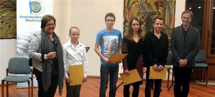 Die Beigeordnete des Rhein-Lahn-Kreises, Gisela Bertram (l.) und der Vorsitzende des Förderkreises Christoph Przybilla (r.) zeichneten Julia Talaiko, Jens Bergmann und die Geschwister Timea und Damian Kleadke mit einem Preis aus.Rhein-Lahn-Kreis