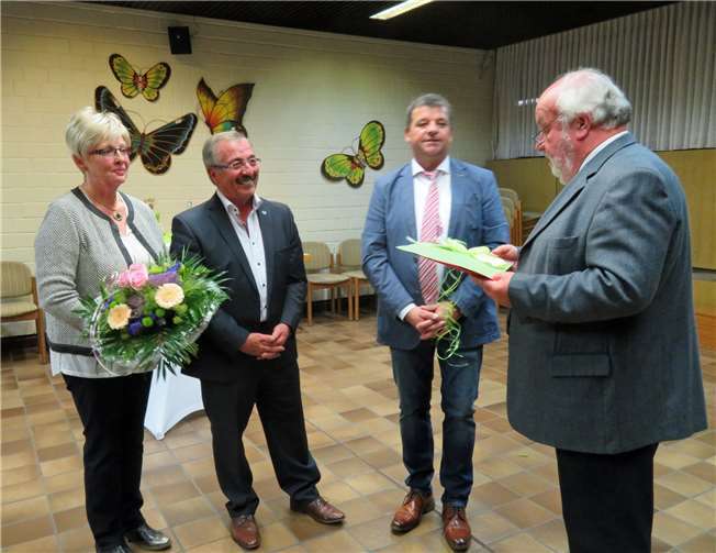 Die Beigeordneten Lothar Büchel und Walter Kill gratulieren Rudolf Schneichel zum Jubiläum und dankten seiner Frau Irmgard für ihre Unterstützung.