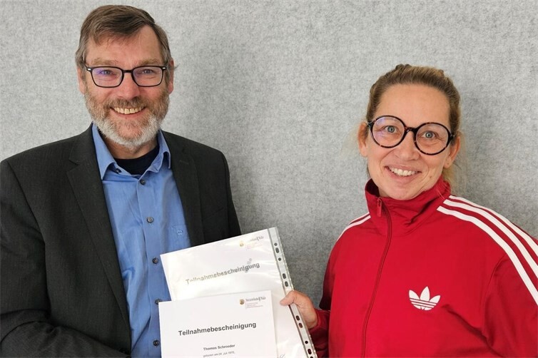 Die Beigeordneten der Stadt Mayen, Natascha Lentes und Thomas Schroeder, erhielten nach erfolgreicher Teilnahme am Seminar „Verwaltungsstab Basis“ ihre Urkunden.