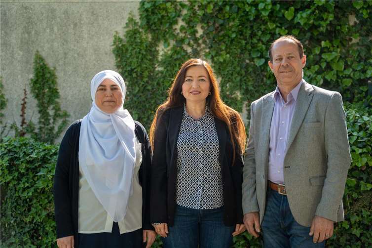 Die Beiratsvorsitzende Dilorom Jacka (Mitte) und der Beiratsvorstand in Person von Rojin Heddo (links) und Eyad Asfour (rechts) konnten im Rahmen der jüngsten Sitzung bereits über mehrere Veranstaltungen berichten, bei denen sie gemeinsam mit weiteren Beiratsmitgliedern wichtige Kontakte geknüpft bzw. bestehende Verbindungen vertieft haben.Foto: Martin Boden / Kreisverwaltung Neuwied