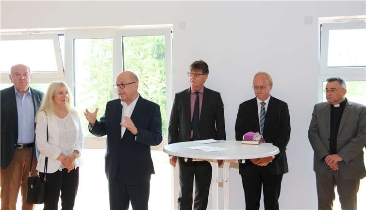 Die Beisitzer Bernhard Wiemer und Gaby Zils, BürgermeisterMichael Kessler, 1. Kreisbeigeordneter Burkhard Nauroth, PfarrerEdwin Dedekind und Pfarrer Joachim Fey bei der feierlichen Einweihung. Fotos: GM