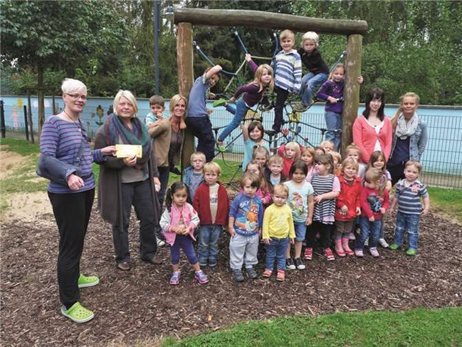 Die Beisitzerin des Beller Verkehrs- und Heimatvereins, Kath Daub (links) überreichte der Leiterin des Kindergartens Regenbogenland, Ute Hinkel einen Gutschein der Firma Waldecker über 110 Euro. SF