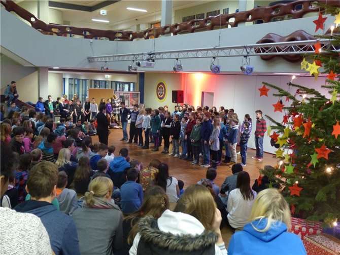 Die Beiträge der Schüler erzeugten eine weihnachtliche Stimmung.