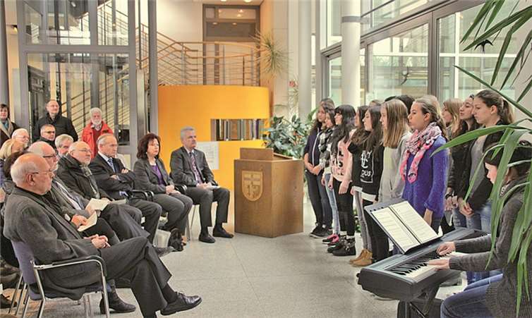 Die Beiträge der Schülerinnen und Schüler der Gemeinschaftshauptschule, des Städtischen Gymnasiums und der Tomburg-Realschule waren eine wertvolle Bereicherung der Gedenkveranstaltung. Hier singt der Mädchenchor der Klassen acht bis zehn der Gemeinschaftshauptschule das israelische Lied „Hine matov“. STEIN