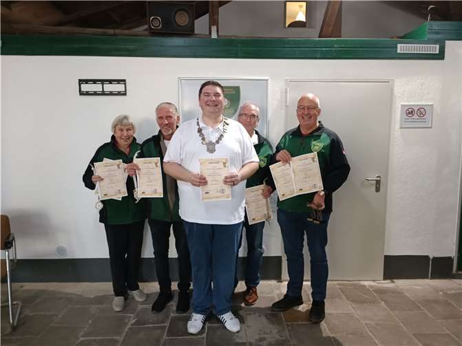 Die Bekanntgabe der Gewinner des vereinsinternen Wettkampfes erfolgte durch Michael Beyer und den 2. Brudermeister Artur Trierweiler. Quelle: St. Sebastianus-Schützenbruderschaft Sinzig