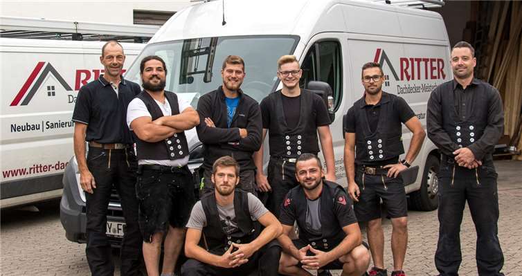 Die Belegschaft der fusionierten Betriebe.Foto: Bernd Schomer