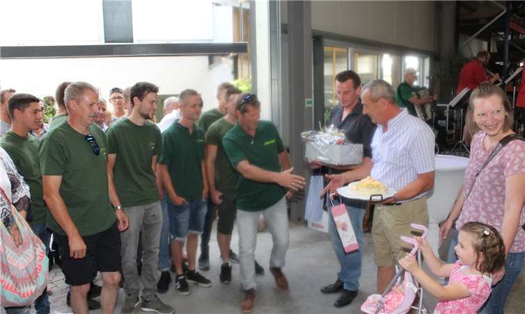 Die Belegschaft von Blumen Kraus gratulierten Firmenchef Franz-Josef Kraus zum 60. Geburtstag und dem neuen „Chef“ Carsten Kraus zur Betriebsübernahme.