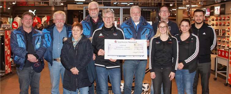 Die Belegschaft von Intersport Krumholz verzichtete auf Weihnachtsgeschenke seitens der Firma und spendete stattdessen gerne 1.000 Euro an die Traktorfreunde Kannenbäckerland, die damit ihrerseits das schwerstkranke Kind Sophia unterstützen. Mit dem Scheck in der Hand: (v.l.) Mathias Krauskopf (Filialleiter Intersport Krumholz) und Eckhard Kilian (Erster Vorsitzender der Traktorfreunde Kannenbäckerland). Udo Stanzlawski
