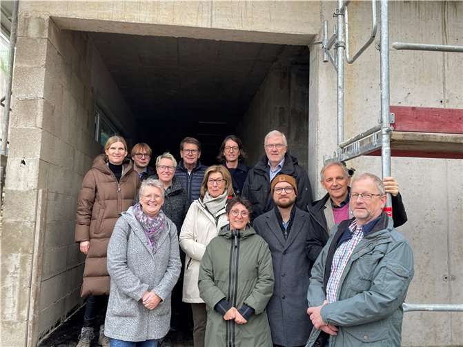 Die Bemusterungsgruppe vor dem Rohbau des künftigen Rhein-Wied Hospiz: v.l.: Nicole Berghaus, Architektin; Fabian Mohr, Fachingenieur Heizung, Lüftung, Sanitär; Ilka Krämer, DRK-Krankenhaus, Nicole Mehren, Architektin, Georg Eberz, Bauleitung HLS, Ingrid Steyer, Neuwieder Hospiz e.V., Isabelle Fürstin zu Wied, Manuela Götz, künftige Hospizleiterin, Christoph Drolshagen, Geschäftsführer, Marvin Maur, künftiger Pflegedienstleiter, Volker Michalowicz, Architekt, Uwe Wiedemann, Fachingenieur Elektro.  Foto: Anja Loudovici