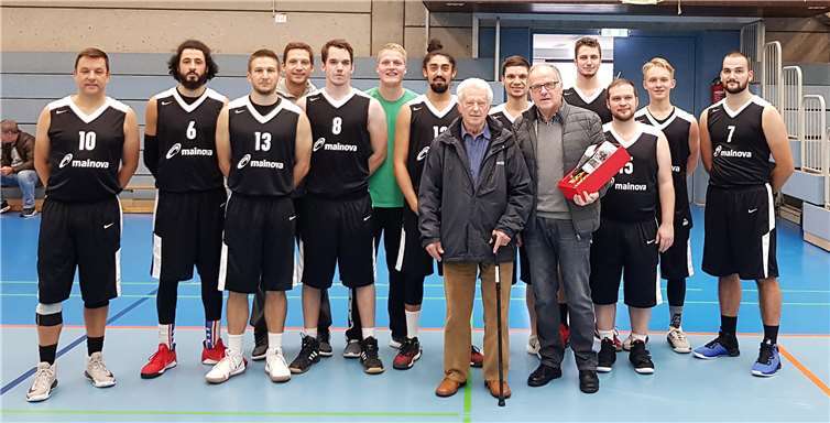 Die Bendorfer Basketballer feierten den ehemaligen Trainer und Sportlehrer Janos Draskoczy. privat