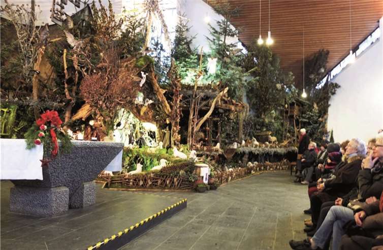 Die Bendorfer Besuchergruppe beim Betrachten der Landschaftskrippe in St. Michael in Monschau-Höfen.Karl-Rudolf Goergen