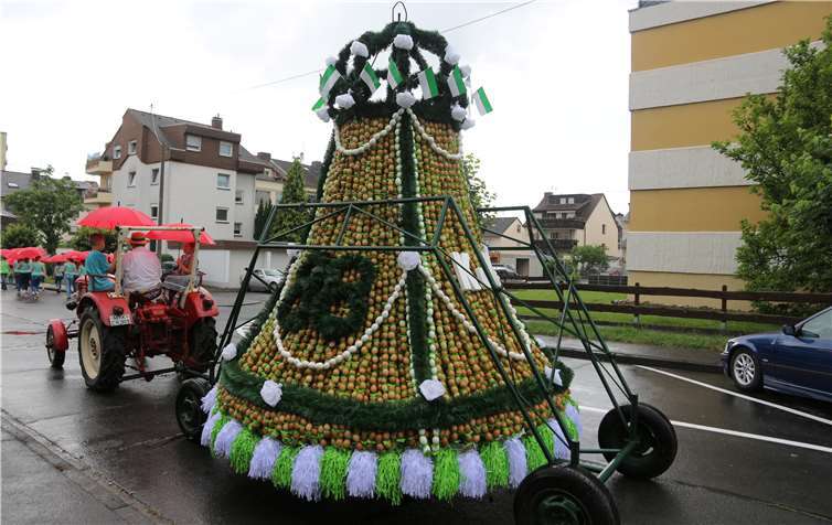Die Bendorfer Eierkrone wird der Bevölkerung mit einem Umzug präsentiert.