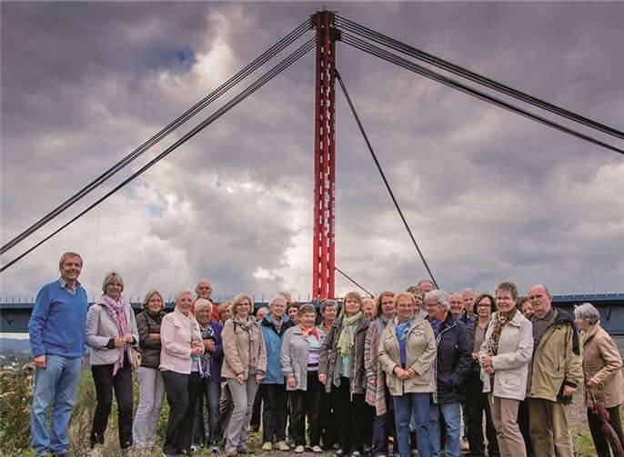 Die Bendorfer Gruppe vor der Brücke des Hochmoselübergangs in Zeltingen-Rachtig.Karl-Rudolf Goergen