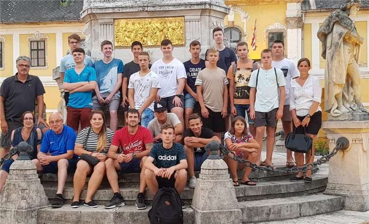 Die Bendorfer Jugendhandballer gemeinsam mit ihren Gastgebern in Ungarn.