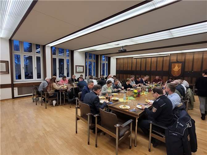 Die Bendorfer Karnevals- und Möhnenvereine trafen sich zum gemeinsamen Heringsessen im Großen Sitzungssaal.