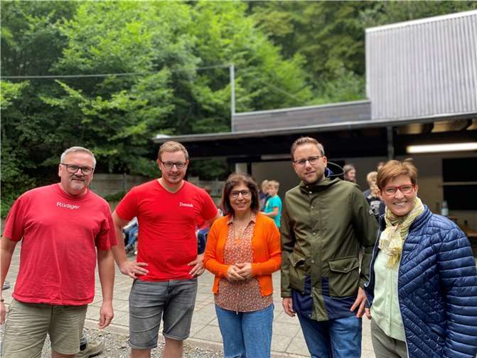 Die Bendorfer Sozialdemokraten besuchten kürzlich die Verantwortlichen um Rüdiger Roth im Waldheim.  Foto: SPD Bendorf