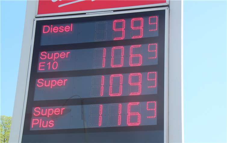 Die Benzinpreise fallen. Doch wohin soll man fahren? Foto: KMI