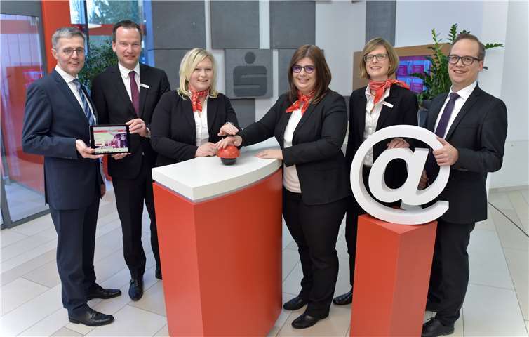 Die Beraterinnen Sarah Krayer und Jana Kroker (Mitte) drücken den Startknopf für das Mediale BeratungsCenter. Es gratulieren (v.l.) KSK-Vorstand Karl-Josef Esch und Christoph Weitzel sowie Simone Siewert (Leitung Mediales BeratungsCenter) und Jochen Siewert (Leiter Medialer Vertrieb).KSK Mayen