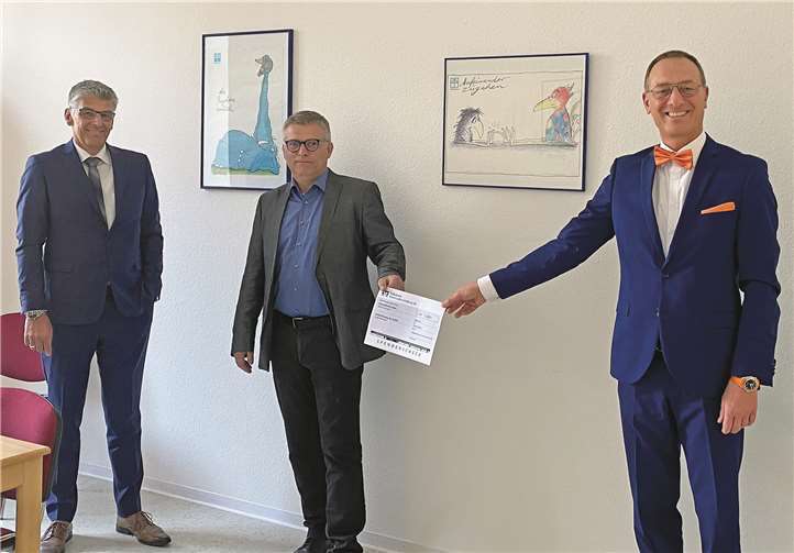 Die Bereichsleiter Georg Weisenfeld (links) und Günter Groß (rechts) von der Volksbank-Rhein-Lahn-Limburg eG übergaben einen der insgesamt sieben Spendenschecks an den Leiter der Tafel Bad Ems Burkard Struth.Foto: Volksbank Rhein-Lahn-Limburg eG