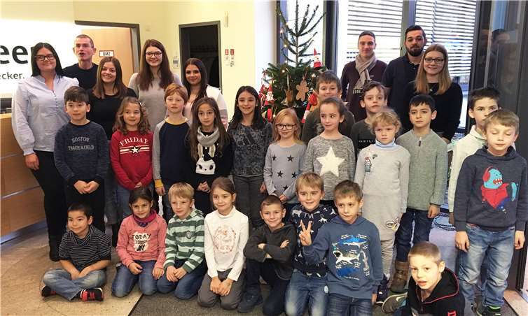 Die Berge und Meer - Mitarbeiter freuten sich sehr über den von der Klasse 2b geschmückten Baum.Privat