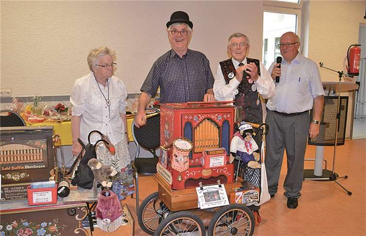 Die Berger Drehorgelleute Walli und Lissy mit dem ehemaligen Ortsvorsteher Stefan Kirwald an der Orgel und Ortsvorsteher Klaus Olef am Mikrofon. AB