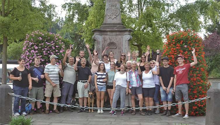 Die Bergmöhnen und ihre Gäste während ihrer zünftigen Ortsführung in Burgbrohl.privat