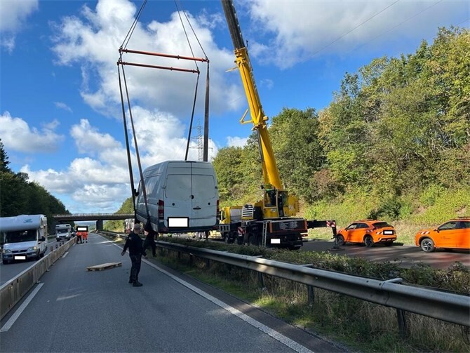 Die Bergung des Fahrzeugs stellte sich als besonders aufwendig heraus und sorgte für eine stundenlange Sperrung. 