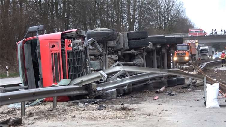 Die Bergung des Sattelzuges nahm etliche Stunden in Anspruch.