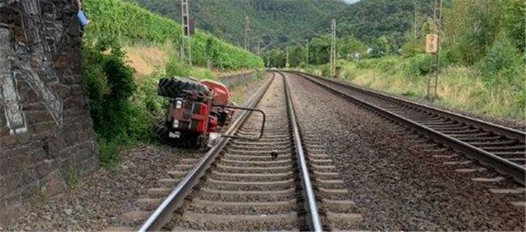 Die Bergung des Traktors gestaltete sich schwierig, die Bahnstrecke musste Einseitig gesperrt werden.Foto:Bundespolizeiinspektion Trier