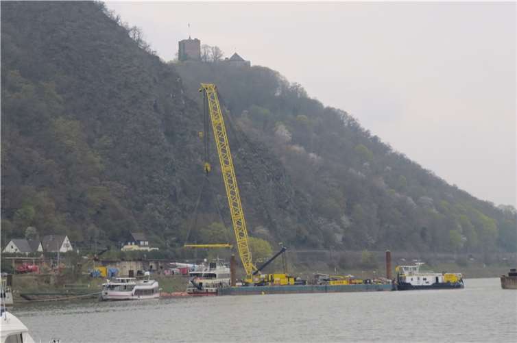 Die Bergungs-Szenerie mit Burg Rheineck. Fotos: AKR