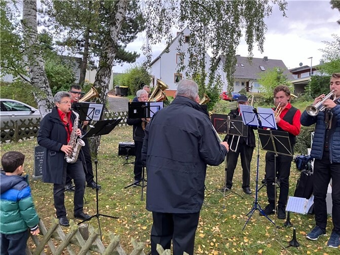 Die Berkumer Dorfmusikanten eröffneten fulminant und schwungvoll den Reigen vor dem „Haus Helvetia“.