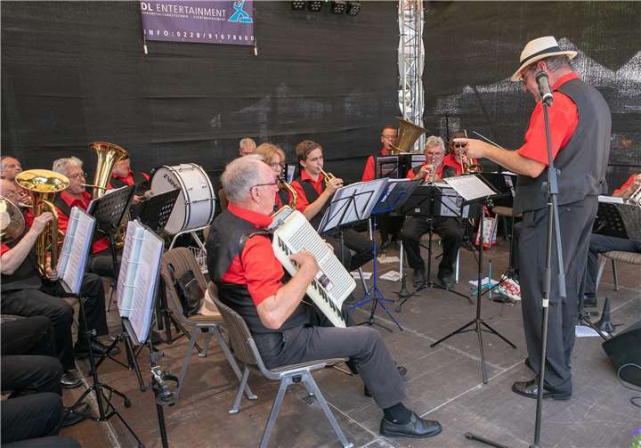Die Berkumer Dorfmusikanten sorgen für die musikalische Untermalung des Frühschoppens.
