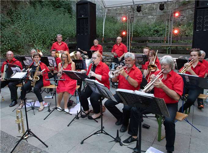 Die Berkumer Dorfmusikanten spielten auf.