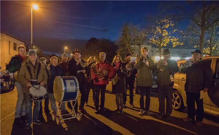 Die Berkumer Dorfmusikanten unterstützten dieStimmen der Singenden mit ihren Instrumenten.