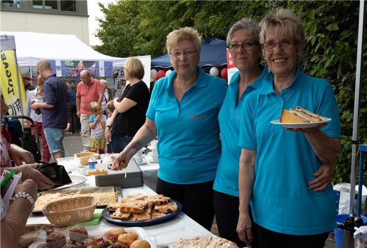Die Berkumer Möhne versorgten die Gäste mit einer riesigen Kuchenauswahl zum Jubiläum.